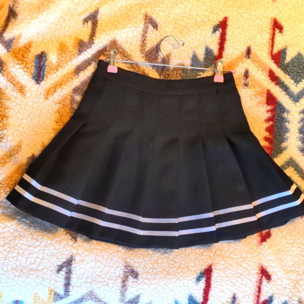 H&M * Size 6 * High waisted black and white pleated skirt